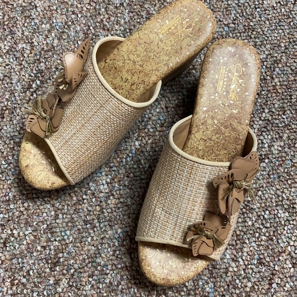 Jaclyn Smith Slip ons open toe tan 3” heels size 8 - Picture 4 of 12